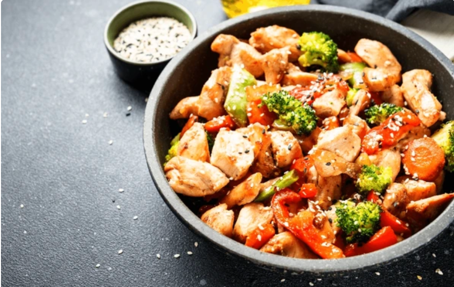 Wok di pollo con verdure